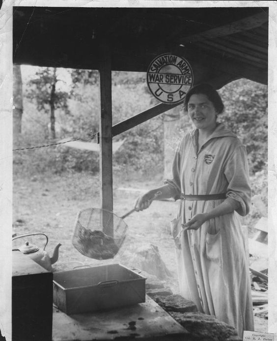 sa-in-france-during-the-war-1917 Notice work smock buttons all the way down the front